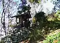 山頂の小山の両脇には