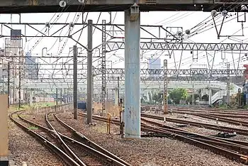 羽沢線と高島線との分岐点、京急本線花月総持寺駅付近で左側の地下のトンネルに続く路線は羽沢線、そのまま地上で続く路線は高島線(公道から撮影)。