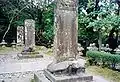 墓前に立ち並ぶ碑