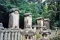 墓碑、右より7代重就と夫人の登代姫、11代斉元と夫人の由美姫。