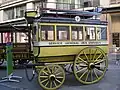リペール以前のトゥールーズの乗合馬車。1855年のパリの車両の模倣。屋上席へは梯子で上る。