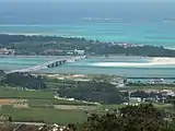 久米島との間に海中道路（新奥武橋）が架かる（登武那覇城から）。