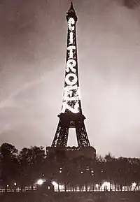 1925年パリ万博から1934年までのエッフェル塔は、夜にはシトロエンの社名の広告電飾が灯った。