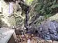 境内の滝