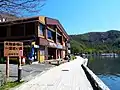 湖畔の食事処お土産売り場