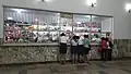 凱旋駅の玩具店(2017年)ミッキーマウスやくまのプーさんのぬいぐるみも見える
