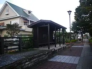 廃線跡のホームを模したモニュメント（東野鉄道大高前駅跡）