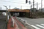 あいの風とやま鉄道線のガード下は幅員が狭いため信号による交互通行となっている。
