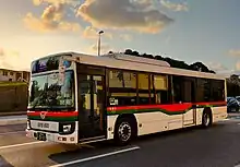 2019年式、自社発注車。東陽バスとしては珍しい長尺車でもある（2023年）。2015年以降の導入車は、写真の様に中古車を含め塗装が貸切車同様のもの（塗り分けは異なる）となっている。