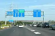 ICでは本線と側道に分かれ、側道で県道57号と伊勢湾岸道への出入を行う。