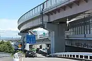 直上は上り線出口料金所へのランプ。ランプ直下で県道57号が直角交差しているため、伊勢湾岸自動車道の豊明IC経由で三重県方面から豊明市街へ連絡することは不可。