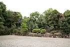 境内横の広場には忠魂碑や記念碑が集められている。（2012年（平成24年）5月）