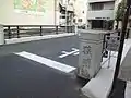 ビルの狭間に架けられた狭間橋の欄干