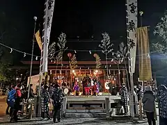 祭礼当日（宵宮）の儀調場。底上げされ、舞台がつくられている