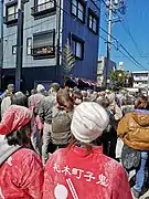 豊橋鬼祭 門寄り道中で飴粉をあびた人々