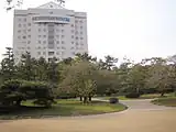 豊橋市役所と豊橋公園（2005年10月）