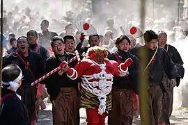 タンキリ飴をばらまきながら子鬼が社参する
