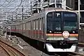 東葉ローズトレインのヘッドマークを装着した2103F