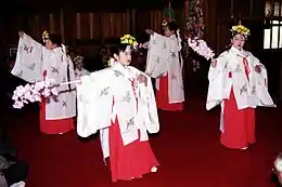 神楽を舞う巫女(稚児)