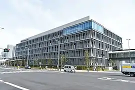 「水産仲卸売場棟」前より「管理施設棟」を見る（2018年10月24日撮影）