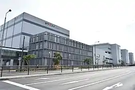 「水産仲卸売場棟」前より「水産卸売場棟」を見る（2018年10月24日撮影）