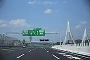 伊勢湾岸自動車道上り本線より矢作川橋と豊田東JCT方向を望む。矢作川が平野と山間部の境界である。