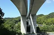 ジャンクションは典型的な山岳区間に位置する。愛知県道39号岡崎足助線と巴川を渡河。