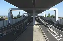 画像左:刈谷PA付近から名古屋港方面を望む。路線は一部区間で曲線半径が小さく、蛇行型となっている。画像右:ダイヤモンド型を採用した豊田南IC。愛知県道56号名古屋岡崎線と直接接続し、国道419号、国道155号、衣浦豊田道路と間接接続する。