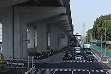 画像左 : 国道419号（手前交差点を左右に横断する道路）と間接接続。奥は四日市方面からの出口。画像右 :国道155号、衣浦豊田道路と間接接続する。
