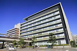 豊田市役所西庁舎(画像奥)及び東庁舎(画像手前)(2018年(平成30年)10月)
