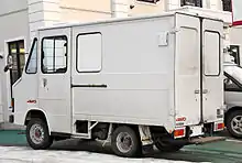 右：ハイエースクイックデリバリー 4WD
