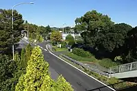 豊田IC。高木を散在させ、主木を楠とした。防風、遮蔽の役割も兼ねる。