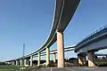 豊田JCTのカラーコンクリートと空色の主桁。