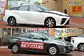 燃料電池車「MIRAI」と「プリウス」 側面