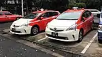 小松川タクシー所属プリウスα左：非無線車行灯表示が『チェッカー』右：無線車行灯表示が『チェッカー無線』