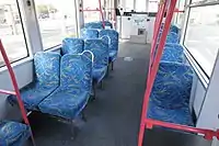車内全体およびクロスシート部分。中央部に向かって床が低くなっている（2018年・豊橋鉄道）