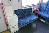 低床部のロングシート。左は通常座席、中央は折りたたみ座席。豊橋鉄道では撤去されているが、ドア脇のスペースには名鉄・福鉄では整理券発行器（右）がある。