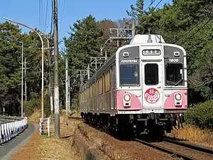 高師緑地を縦貫する渥美線（1800系1809「桜号」、南栄 - 高師間）