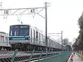 東京地下鉄移行直前の第10編成（現在は廃車）前面左側窓上部の黒い部分に東京地下鉄マークが隠されている。（2004年3月 深川車両基地敷地外にて撮影）