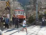 箱根駅伝の開催時には、選手を通すため踏切で電車を停止させる