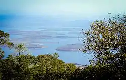 バーラー山からタックモーダム湖を望む