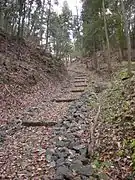 山頂へと延びる大手道