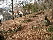 大手道を登りきった二ノ丸曲輪（出丸）あたりにある七ツ塚。落城の際の戦没者を葬ったもの。