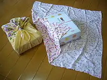 使わない風呂敷は単なる布であるが、包むことで容器の機能を果たす。