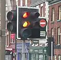 赤・黄が同時に点灯している信号機の例(イギリス)