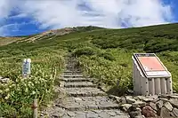 室堂から山頂への石組された階段状の登山道