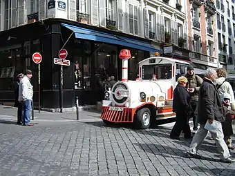 マルティル通り (Rue des Martyrs) に入る観光トレインバス