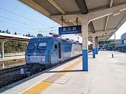 武穴駅構内と停車中の普通列車