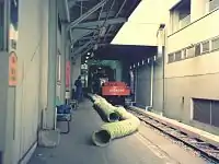 事故の現場。まだ建物内に車両の一部が残っている(1992年6月6日撮影)