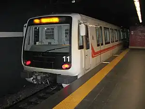 駅に停車中のS/300系